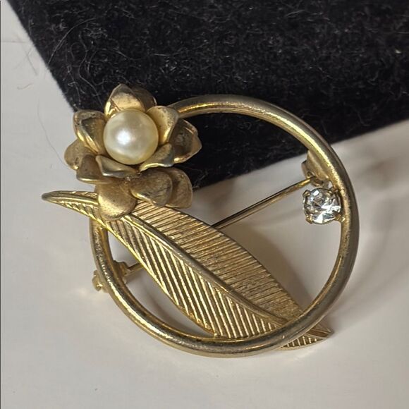 Vintage Gold Tone Circular Floral Leaf Rhinestone Brooch with Pearl Accent - Picture 1 of 6